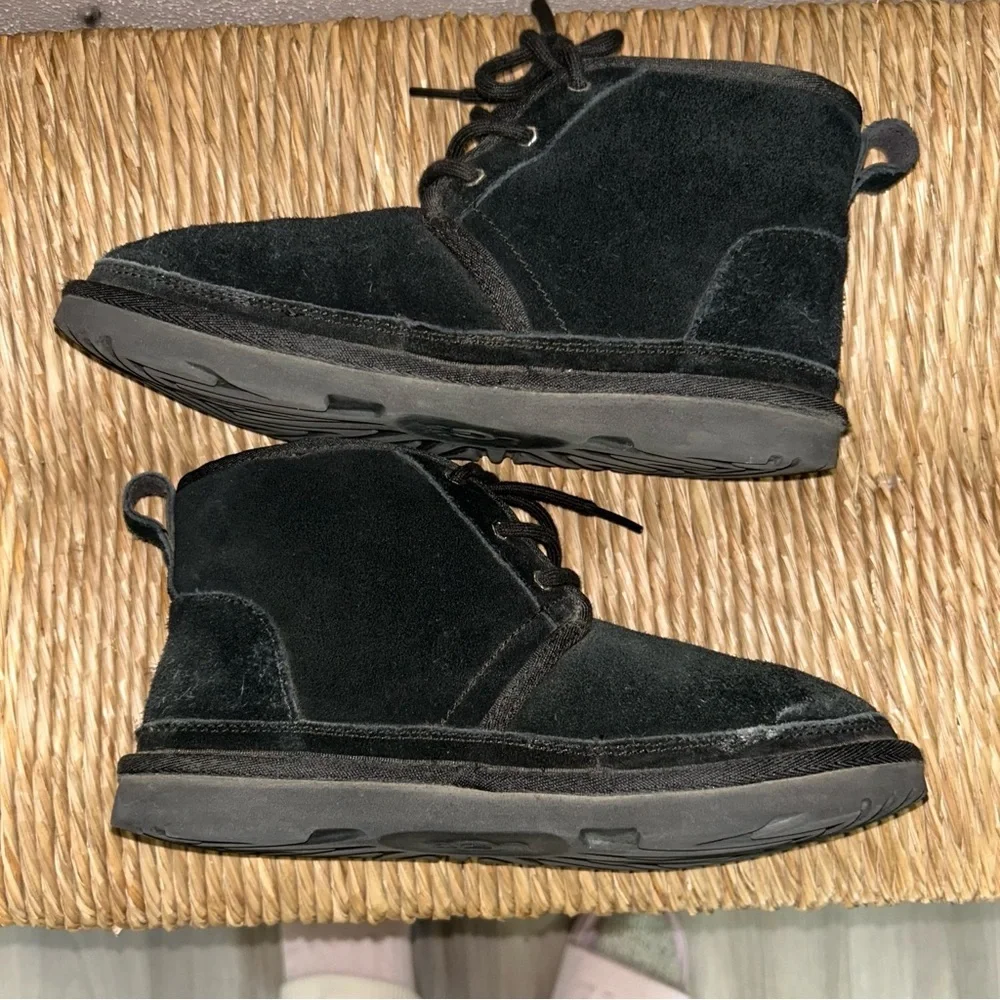 UGG Kids Black chucka Suede Boots